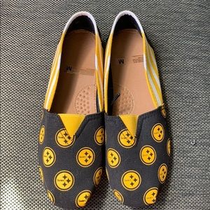 Steelers slip on shoes size M